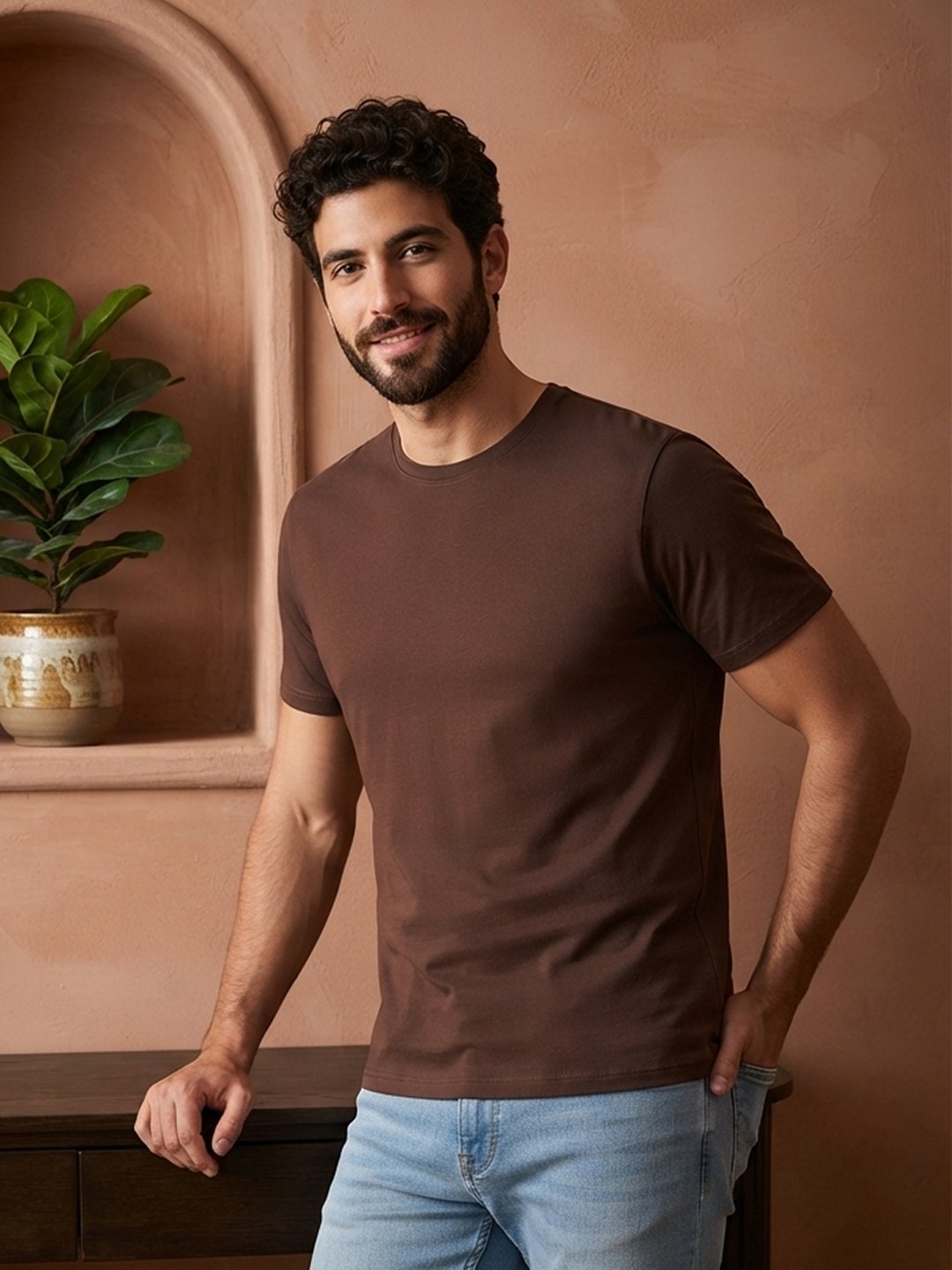 Men's regular fit casual t-shirt with round neckline, short sleeves and comfortable construction for versatile everyday outfits.