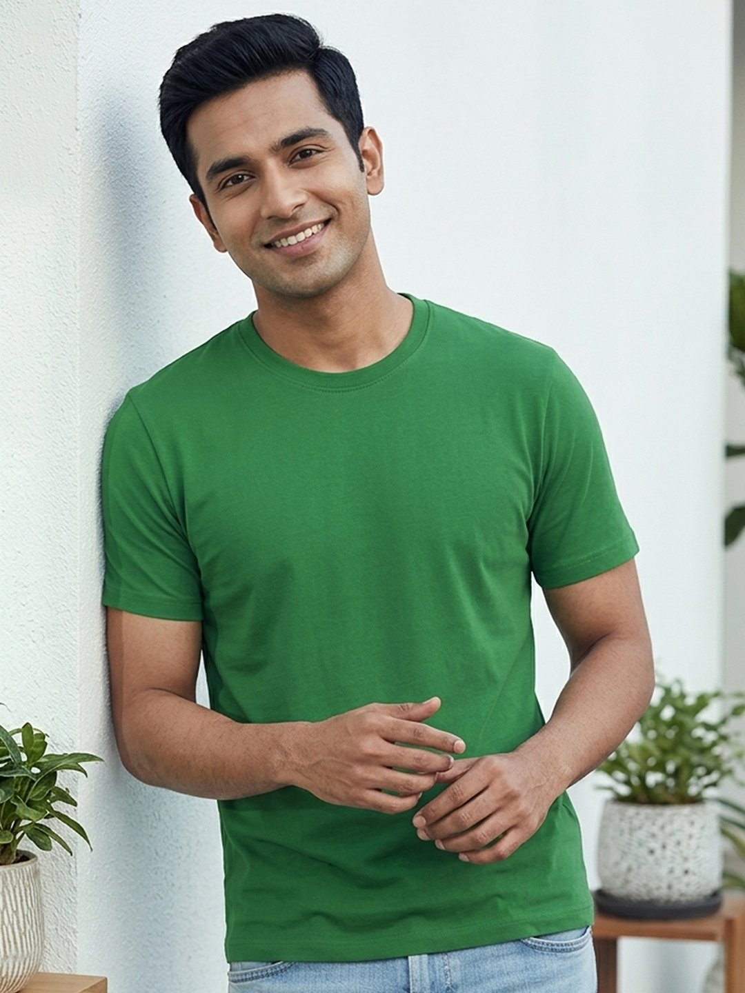 Men's regular fit casual t-shirt with round neckline, short sleeves and comfortable construction for versatile everyday outfits.