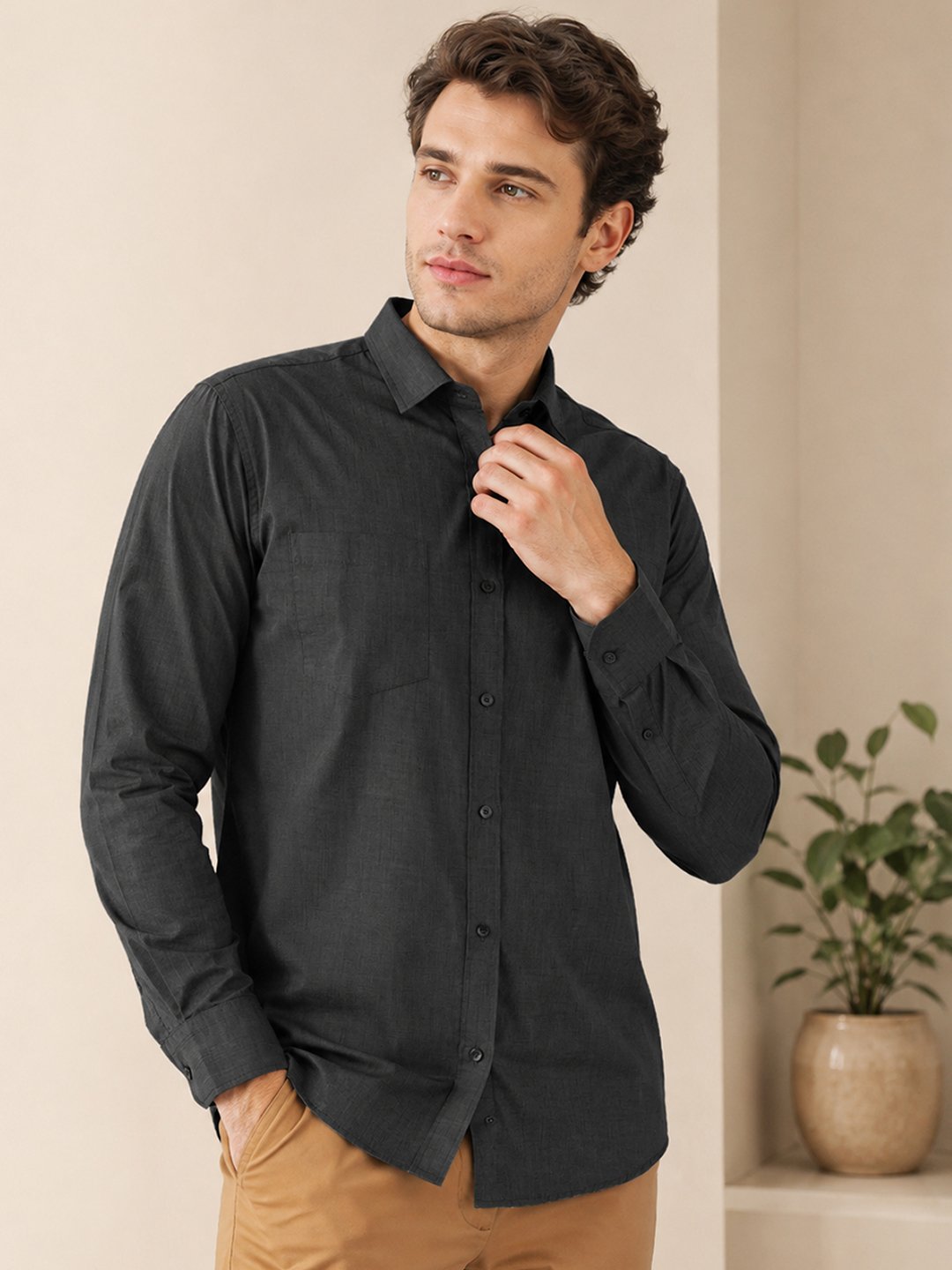 Men's formal-casual shirt with long sleeves, button front and classic collar, suitable for office wear and casual occasions.